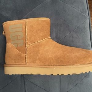 NIB Ugg Women Classic Mini Rubber Logo